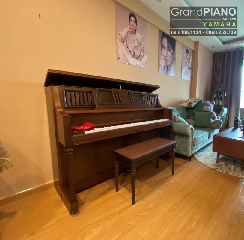 mot-chuyen-di-van-chuyen-dan-piano-samick-den-tan-nha-cho-khach-hang-vao-mot-nga