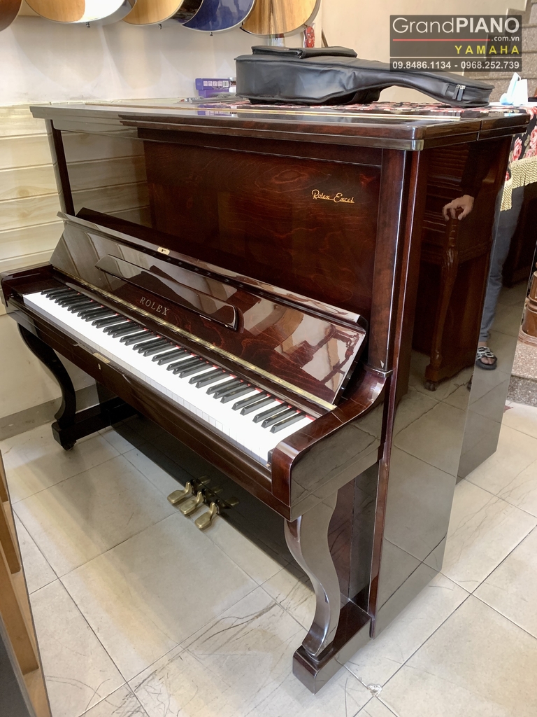 dan-piano-rolex-kr33-thiet-ke-giong-voi-dan-piano-cua-yamaha-va-kawai-la-lua-cho