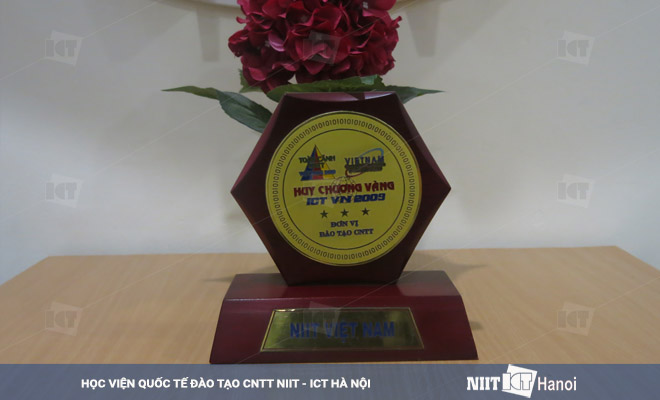 giai-thuong-thanh-tich-niit-ict-dat-duoc-qua-hon-15-nam-hoat-dong-11