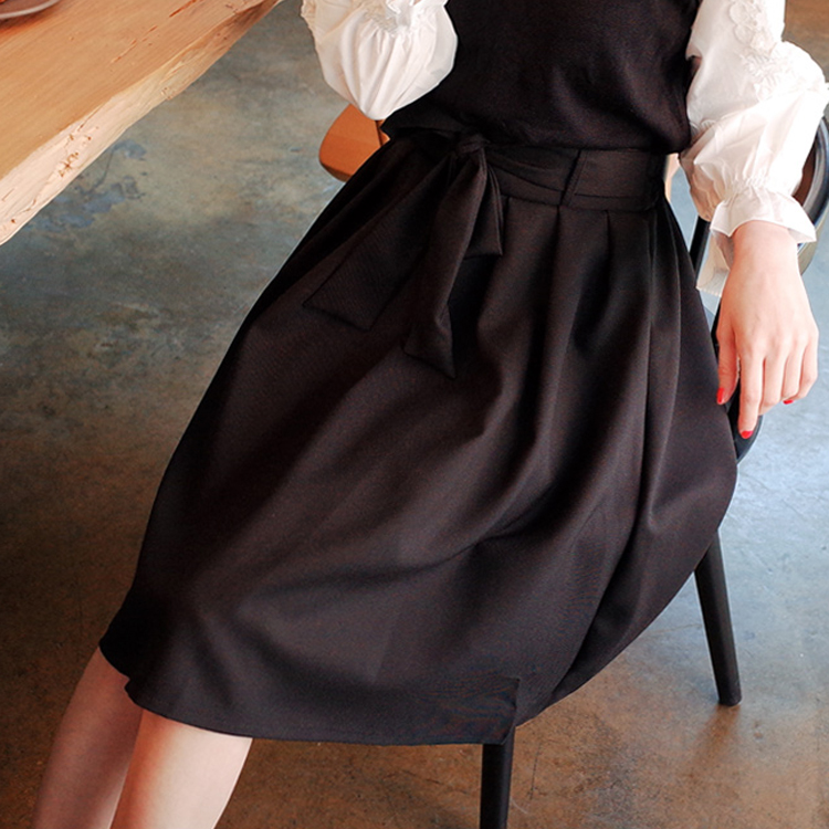 12 Cách mix đồ với chân váy xòe màu đen sang chảnh sành điệu