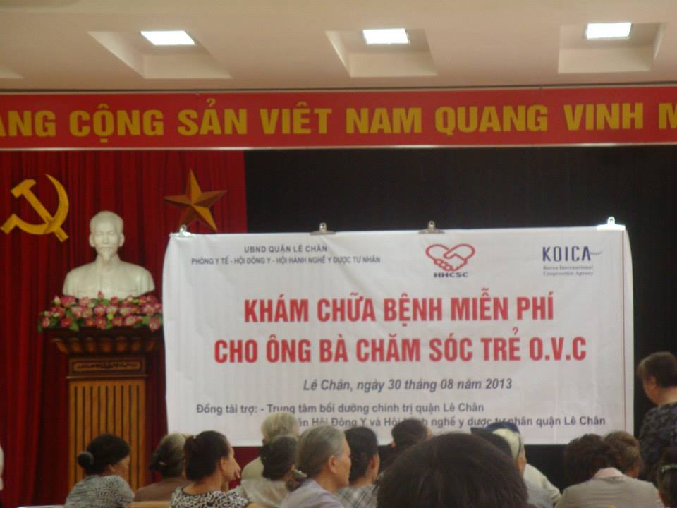 kham-chua-benh-mien-phi-cho-ong-ba-cham-soc-tre-o-v-c