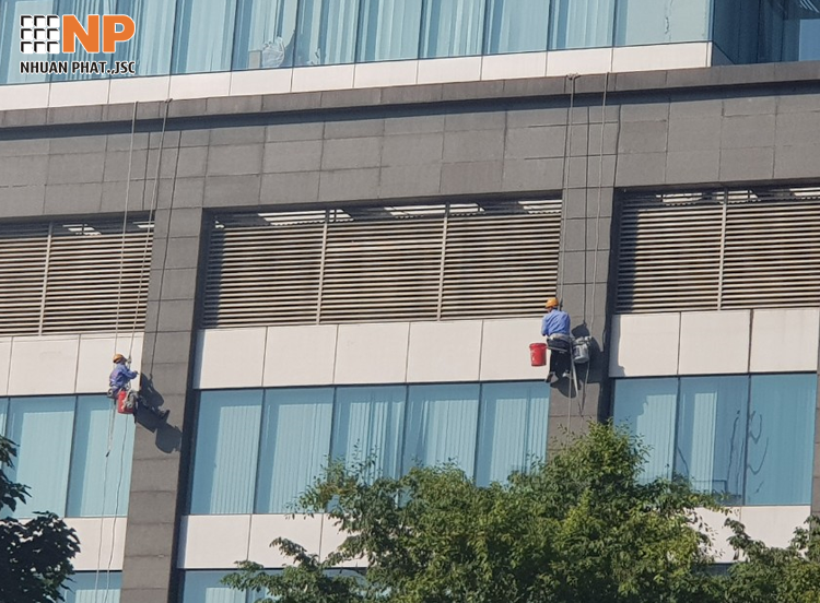 Dịch vụ bơm keo chống thấm khối đá ốp tường văn phòng