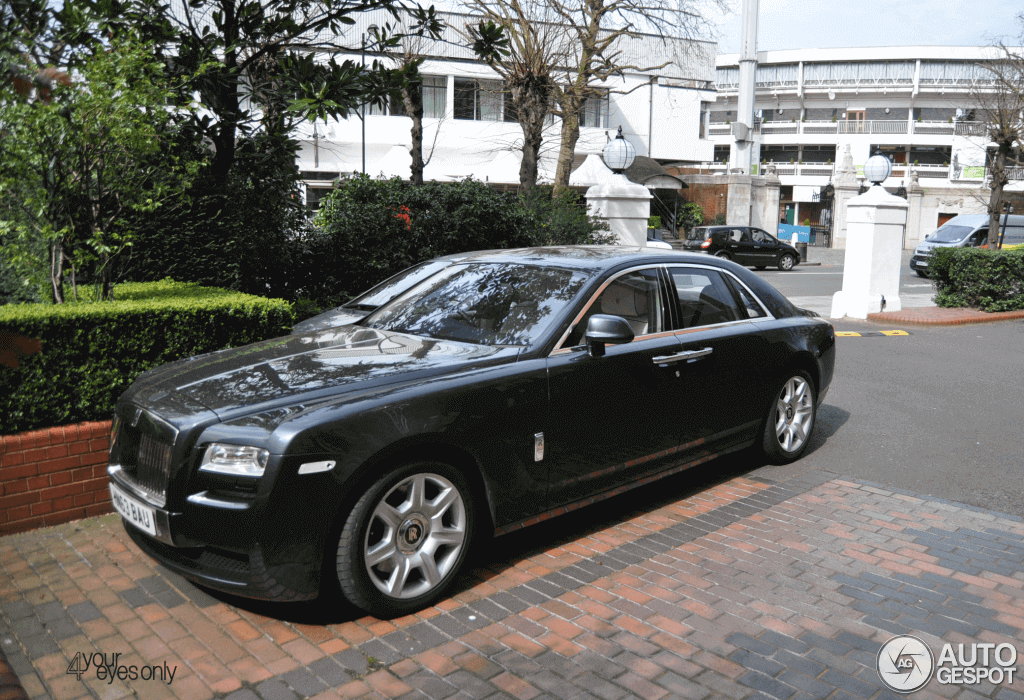 Rapper Anh Quốc biến Rolls Royce Phantom thành phòng thu âm