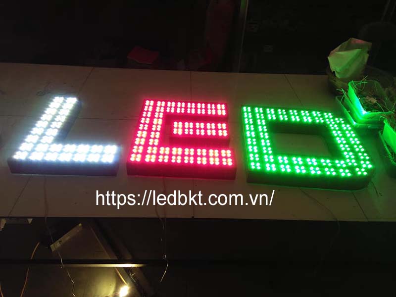 huong-dan-gan-led-tren-bien-chu-noi-bang-ton-day-1mm