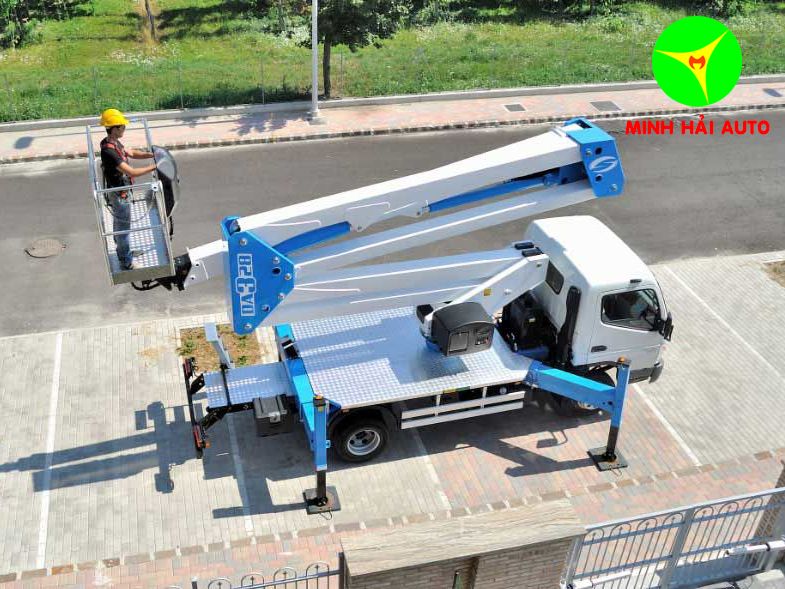 xe thang nâng người 28m làm việc trên cao dạng cần gấp khúc