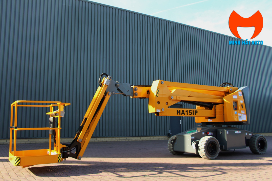 Xe nâng người 14m Haulotte dạng boom lift đang làm việc tại công trường xây dựng.