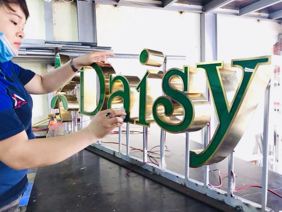 Sản xuất lắp đặt chuỗi showroom -  Daisy