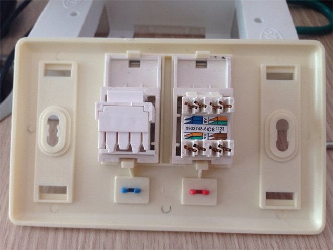 Bước 4: Lắp đặt hạt mạng vào khung âm tường