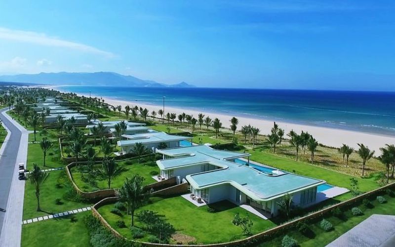 Luxury Resort Quy Nhơn với hơn 100 căn biệt thự nằm sát bên bờ biển với diện tích sàn tiêu chuẩn từ hơn 300 – 800 mét vuông