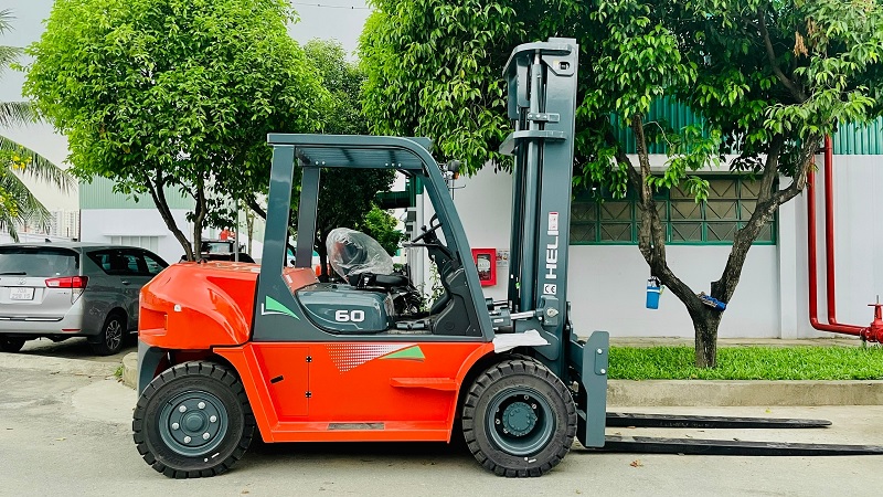 Xe nâng 6 tấn lắp khung nâng M450 cho khách hàng tại Bình Dương