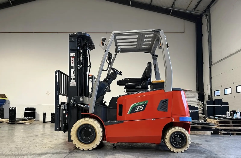 Xe nâng điện ngồi lái lithium 3.5 tấn lốp đặc trắng tại kho Bình Minh Hà Nội