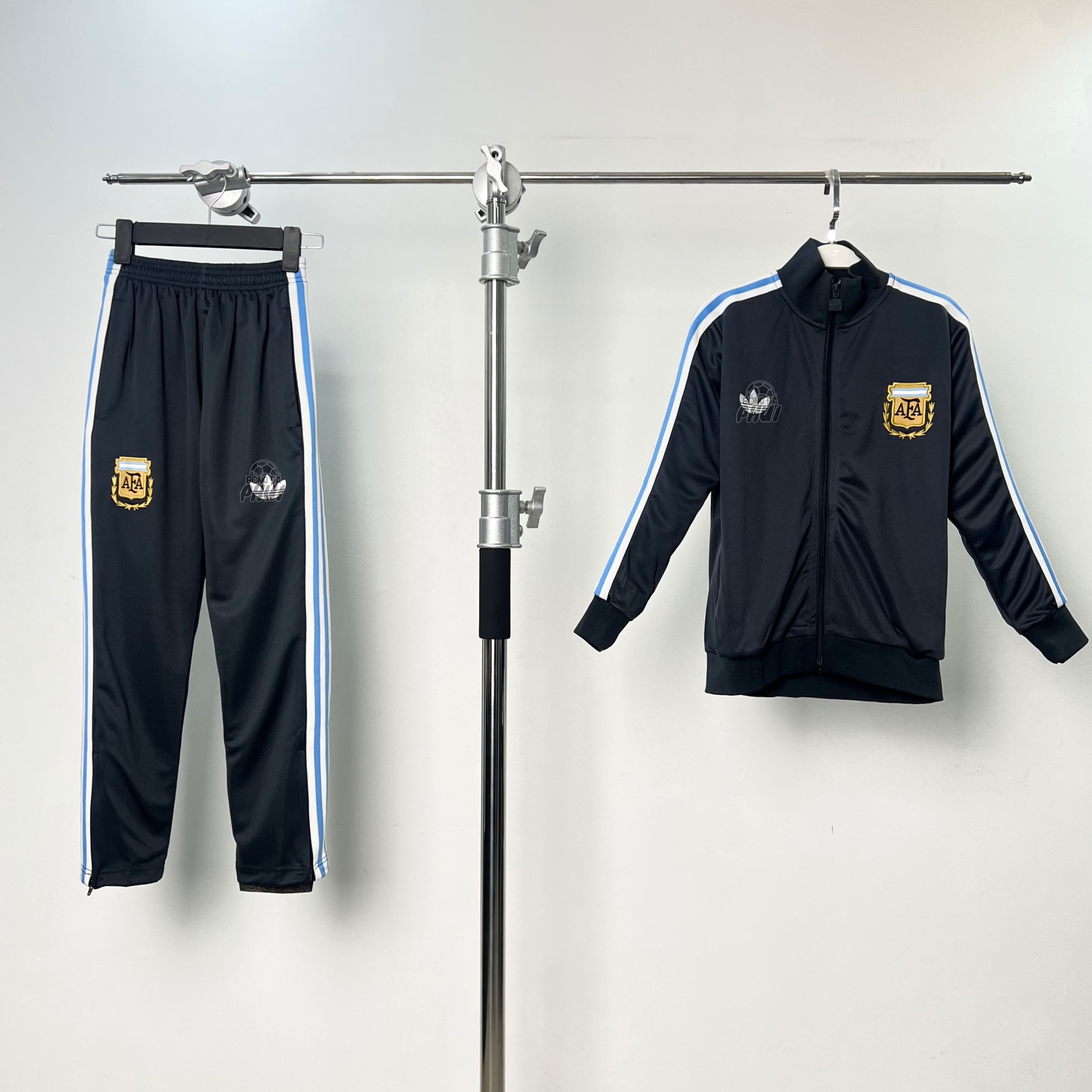 BỘ KHOÁC TE ARGEN ĐEN 2025