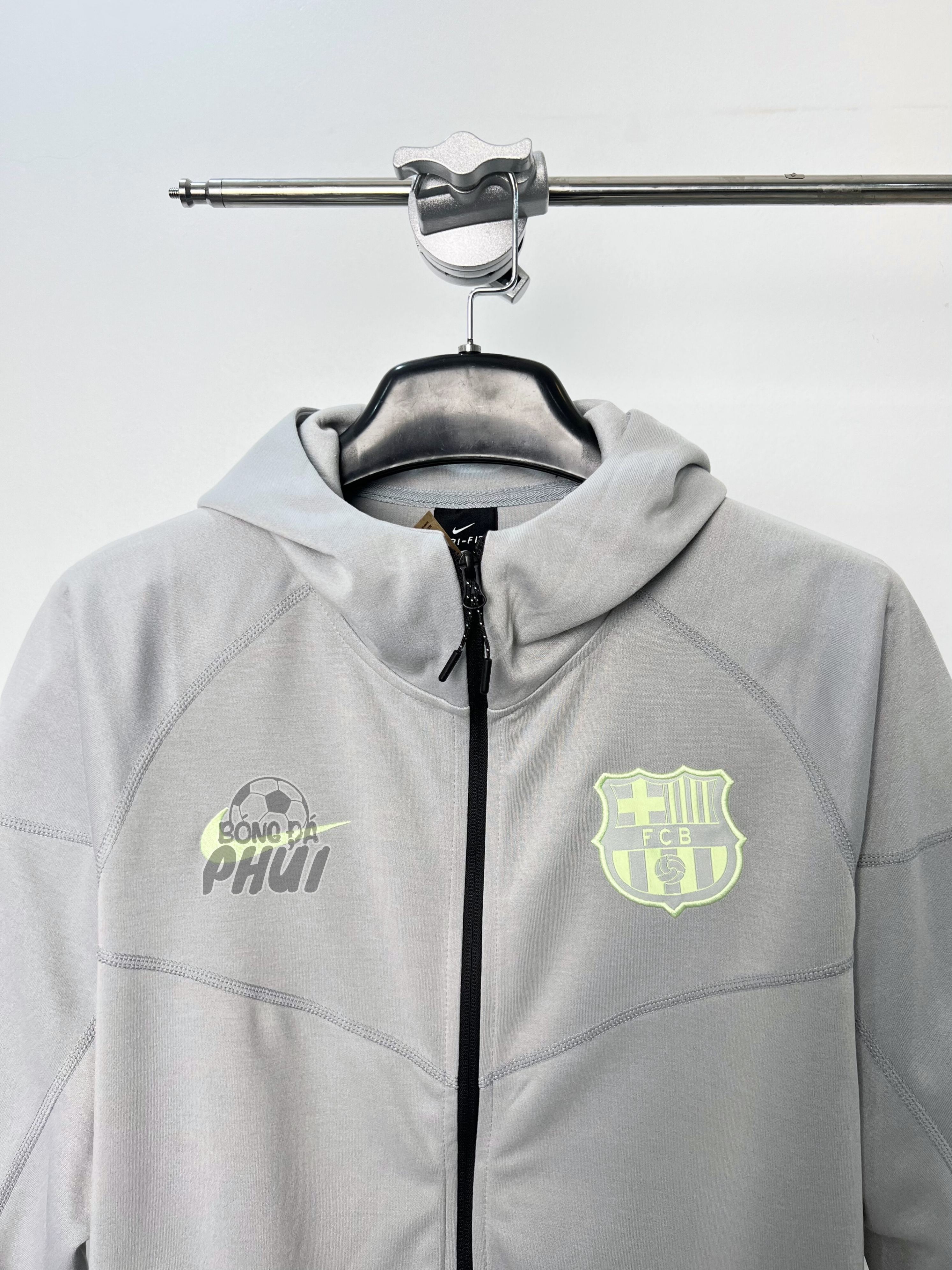 BỘ KHOÁC MŨ BARCA XÁM 2025