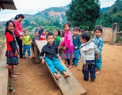 Mang Sân Chơi Về Vùng Cao – Thu Hút Học Sinh Đến Trường