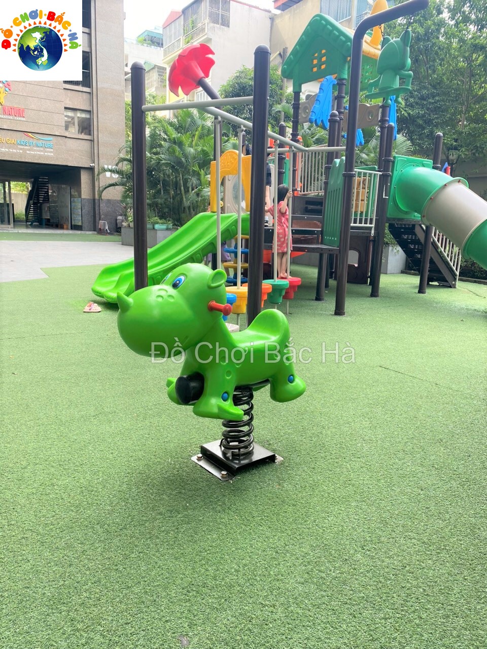 Chiếm Dụng Sân Chơi Của Cư Dân Để Làm Bãi Trông Giữ Xe: Vấn Đề và Giải Pháp