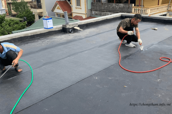 Công nhân dán màng bitum chống thấm mái