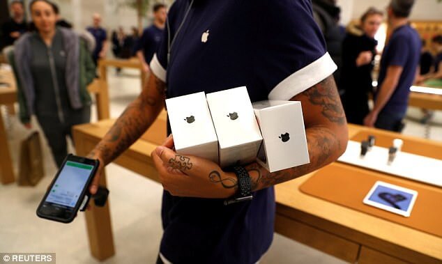 Thụy Sỹ: iPhone cháy mù mịt ngay trong Apple Store khiến cả khách và nhân viên sơ tán khẩn cấp  