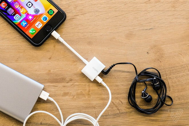 Apple chính thức bán cổng chuyển cho phép vừa cắm sạc vừa nghe nhạc trên iPhone 8
