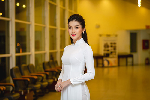 a-hau-huyen-my-mac-ao-dai-trang-ket-doi-cung-mc-le-anh