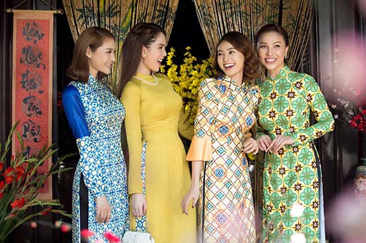 mac-ao-dai-tet-2018-ngoc-trinh-van-goi-cam-khong-ngo