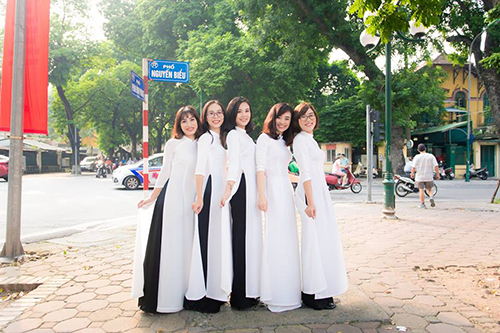 ao-dai-minh-nguyet-chup-anh-ao-dai-trang-dong-phuc-tai-pho-phan-dinh-phung-hoang