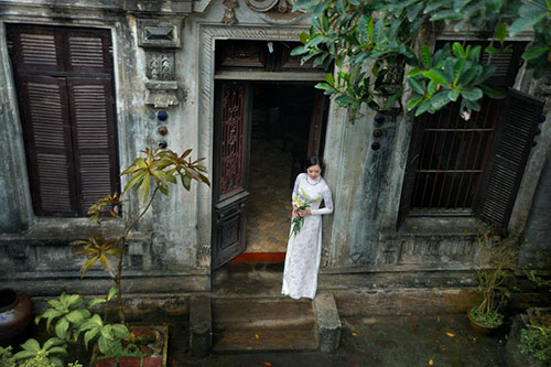 chup-anh-ao-dai-dep-tai-biet-thu-phap-co-100-tuoi-giua-lang-co-bat-trang