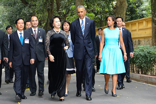 an-tuong-ao-dai-nhung-ta-ao-dai-tren-mat-tran-ngoai-giao