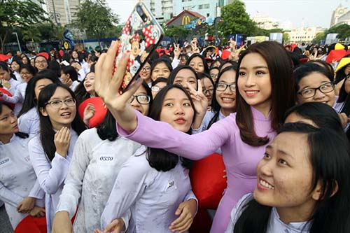 hoa-hau-do-my-linh-tiep-tuc-dong-hanh-voi-le-hoi-ao-dai-thanh-pho-ho-chi-minh-20