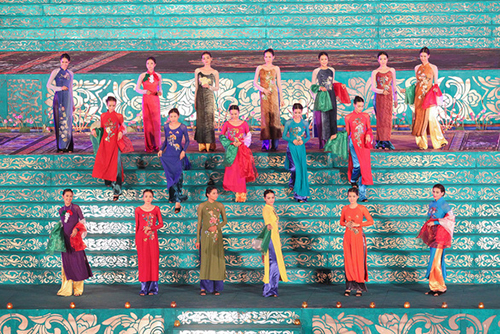 truoc-tuyen-bo-tu-trung-quoc-hue-ton-vinh-nguoi-khai-sinh-ao-dai-chua-nguyen-phu