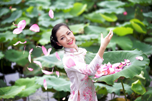 goi-y-chup-anh-thoi-trang-ao-dai-dep-voi-hoa-sen