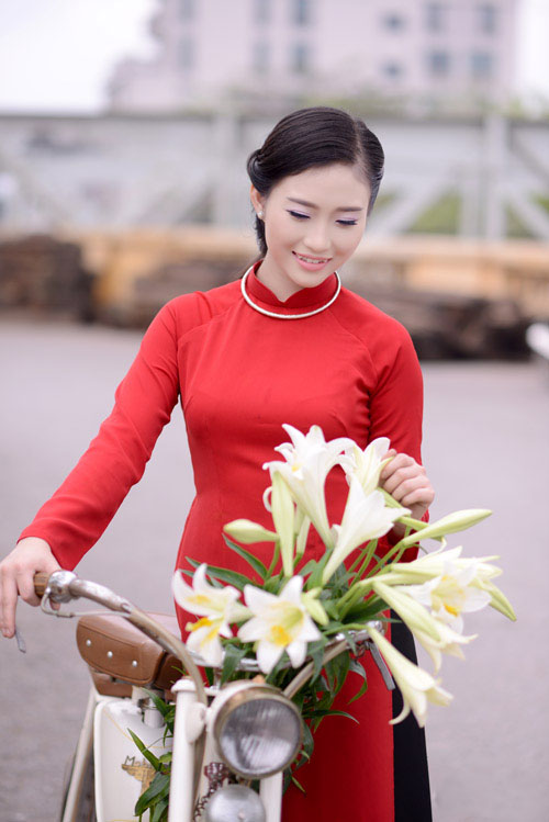 Áo dài là trang phục mang tính truyền thống và đặc sắc của người Việt Nam. Hãy chiêm ngưỡng những bộ áo dài được thiết kế độc đáo và tinh tế để hiểu rõ hơn về nét đẹp của trang phục này. Bức ảnh sẽ giúp bạn cảm nhận được sự yêu mến và tự hào về truyền thống văn hóa Việt Nam.