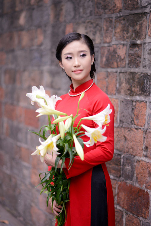Hãy thưởng thức hình ảnh tuyệt đẹp của áo dài hoa loa kèn được chụp bởi những nhiếp ảnh gia tài năng. Bộ trang phục truyền thống này không chỉ đẹp mắt mà còn mang ý nghĩa sâu sắc về văn hóa và lịch sử Việt Nam.
