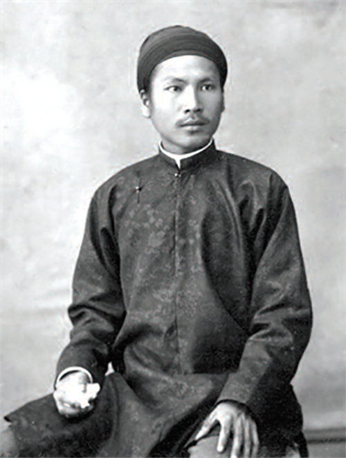 chan-dung-hoang-de-ham-ghi.png