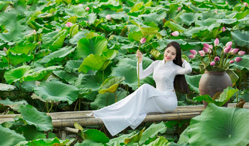 Chụp ảnh áo dài: Một bộ áo dài đẹp luôn là niềm tự hào của người phụ nữ Việt Nam. Bạn là một trong những người yêu thích trang phục truyền thống này? Hãy để những bức ảnh đẹp với áo dài giúp bạn thể hiện nét đẹp tinh tế và thanh lịch của phụ nữ Việt Nam!
