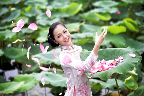Áo dài và hoa sen - hai biểu tượng văn hóa đặc trưng của Việt Nam, đang gắn liền với nhau trong bức ảnh này. Hãy cùng ngắm nhìn vẻ đẹp trang nhã, sang trọng và tinh tế của bức ảnh áo dài với hoa sen này ngay hôm nay!