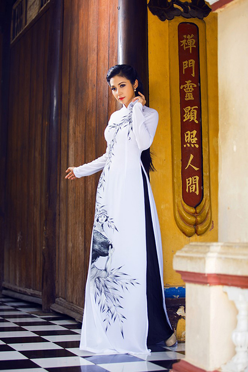 Việt Trinh mặc áo dài đẹp
