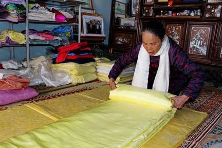 Chăn tơ tằm tự dệt - sản phẩm sáng tạo độc nhất vô nhị của nghệ nhân Phan Thị Thuận