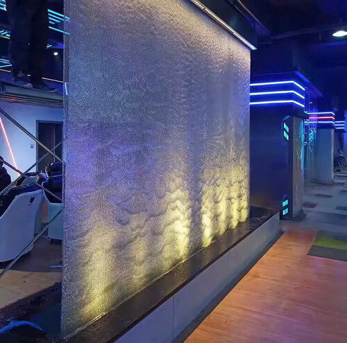 Tường nước rèm lưới thép không gỉ hiện đại làm theo thiết kế từng trường hợp cụ thể