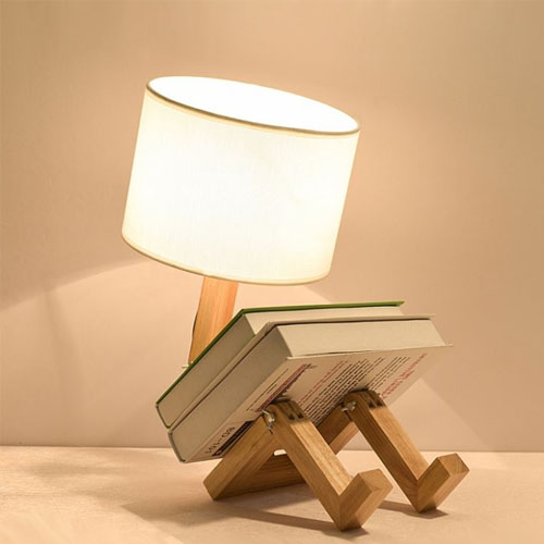 Đèn bàn có thân đèn bằng gỗ sồi