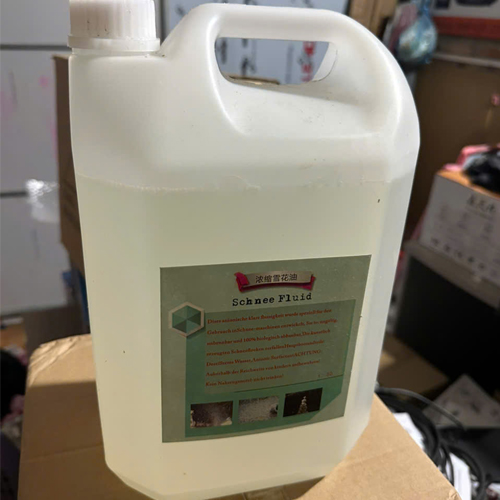 Dung dịch dầu tuyết đặc dùng cho máy phun tuyết 5 lít pha được 150 lít nước