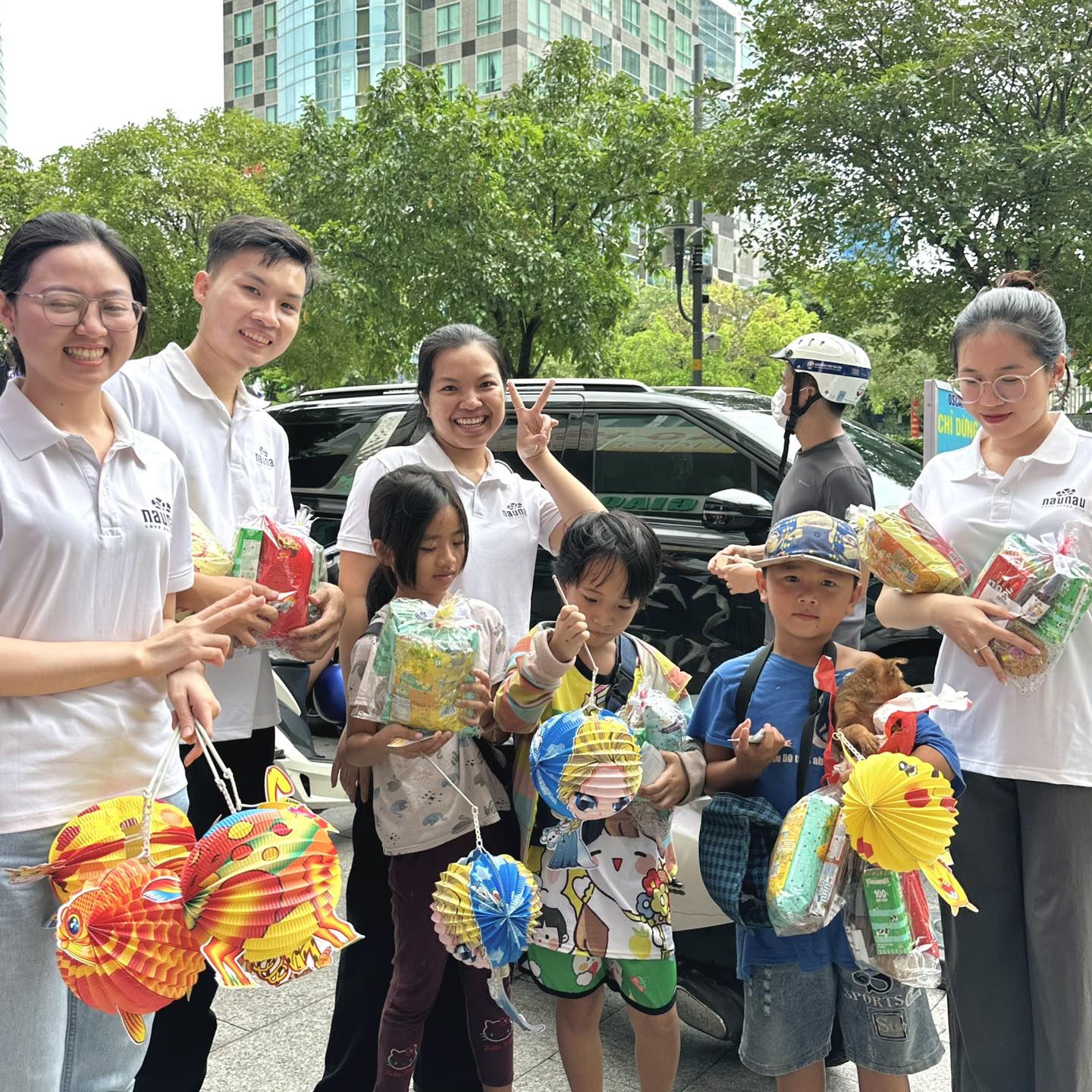 Theo chân NauNau đi tặng quà Trung Thu cho các em nhỏ.