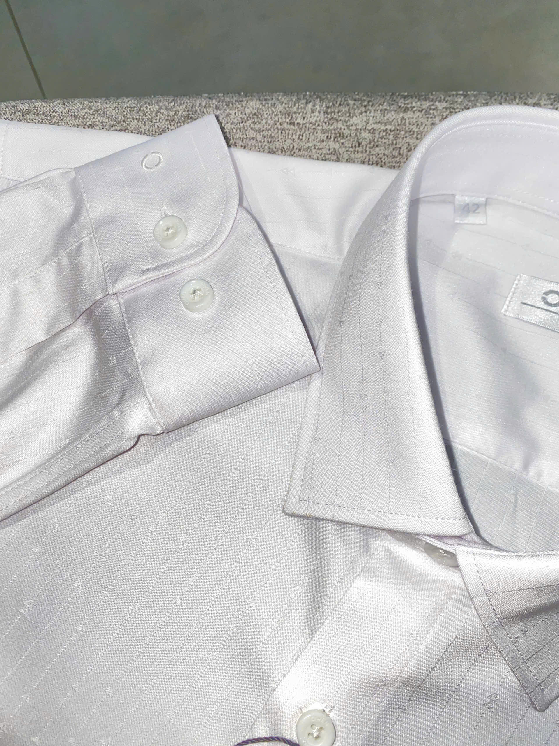 ÁO SƠ MI TRẮNG DÀI TAY HỌA TIẾT AS255094D