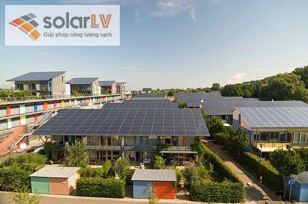 tam-pin-nang-luong-mat-troi-1000w-gia-bao-nhieu-so-sanh-cau-tao-chi-phi-tuoi-tho