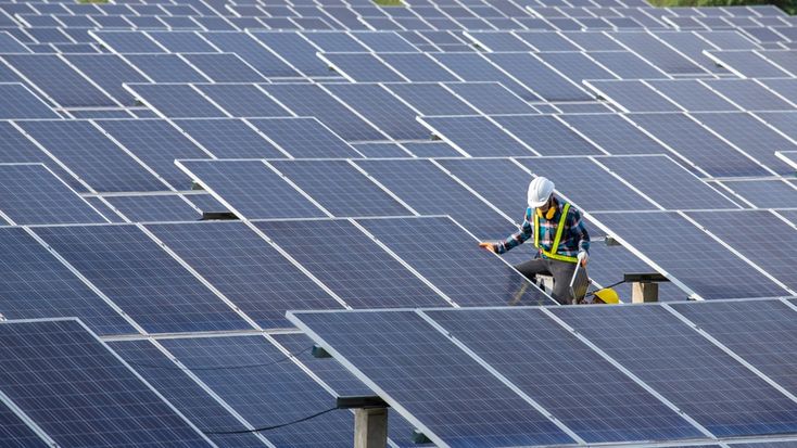 Có phải vệ sinh tấm pin năng lượng mặt trời không?