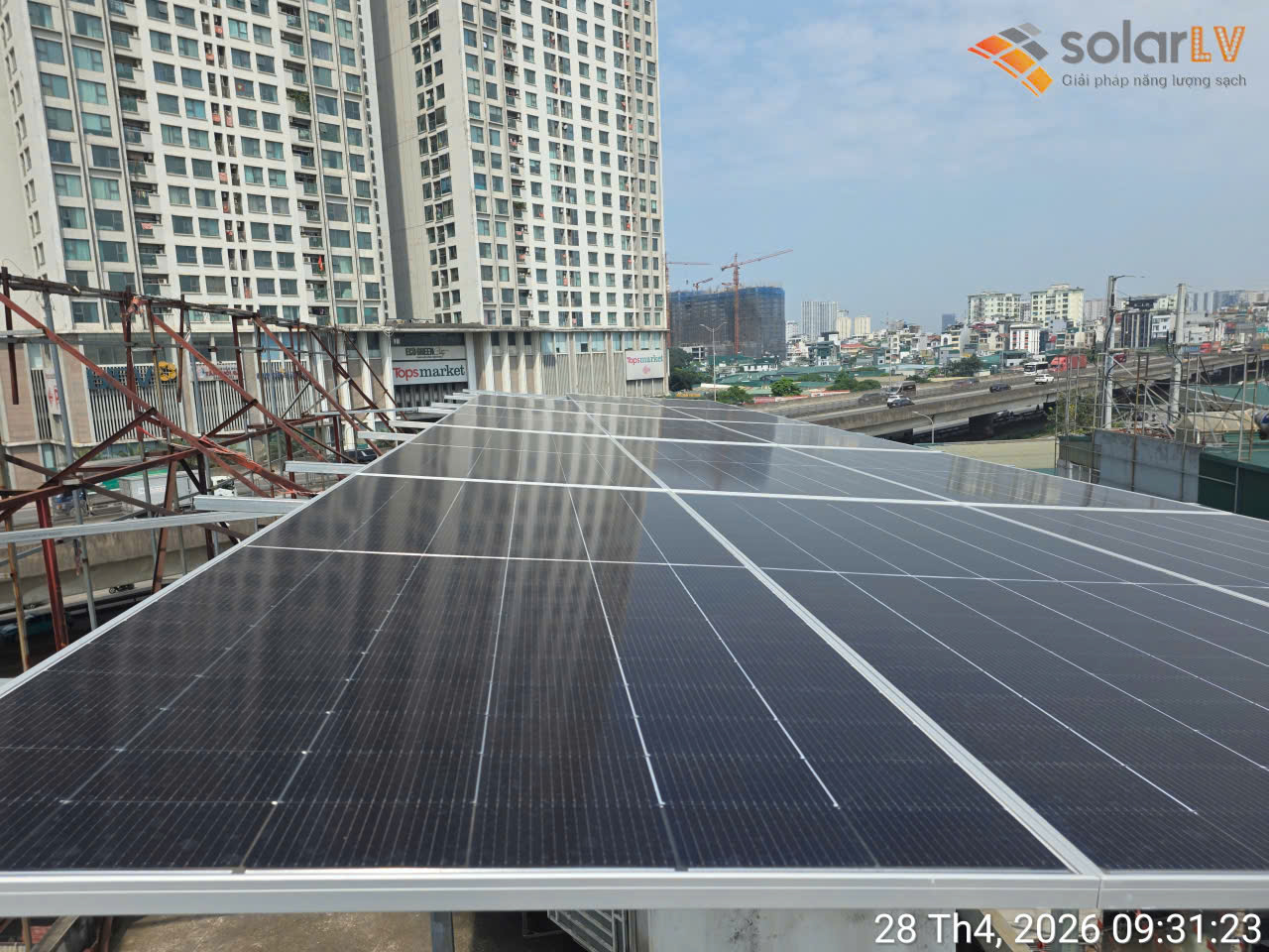 Công Trình Lắp Đặt Điện Mặt Trời Hybrid 8.82kW Kết Hợp Pin Lưu Trữ Lithium 16kWh Tại Hà Nội