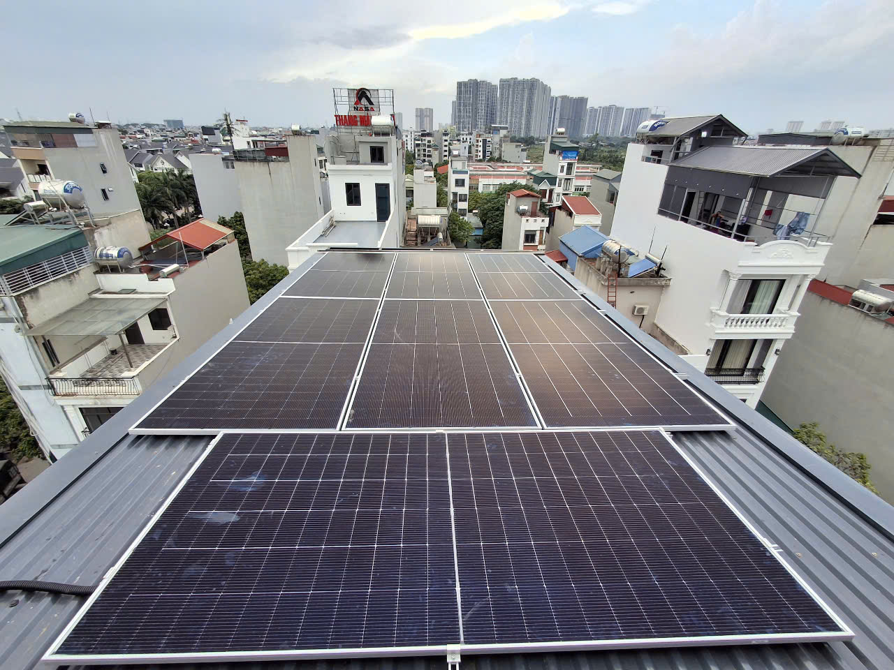 Cung cấp và lắp đặt hệ thống điện năng lượng mặt trời hòa lưới có lưu trữ 1 pha công suất 5,625 kWp tại Hà Nội