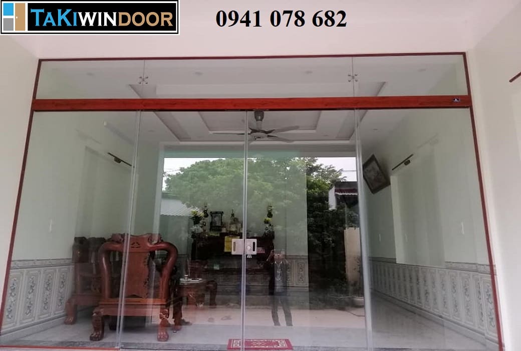 Cửa lùa 2 cánh mặt tiền dùng ray nhôm vân gỗ