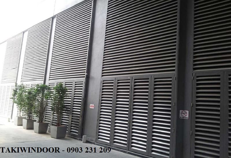 Cửa louver lắp đặt tại cửa kho, cửa nhà kỹ thuật