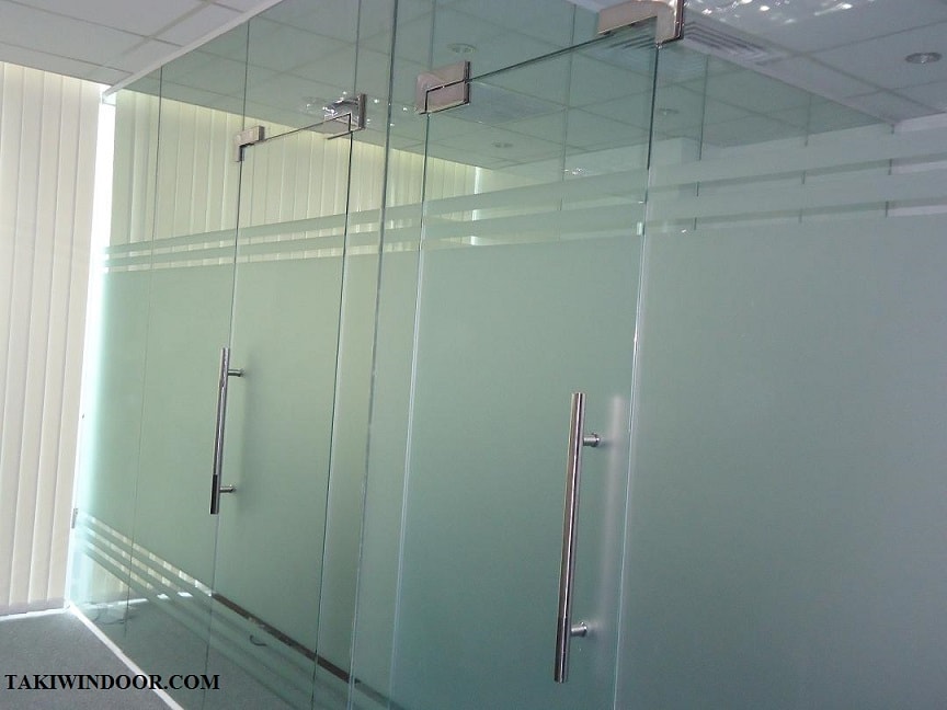 Thi công cửa thủy lực, vách ngăn kính cường lực tại tòa Eurowindow Trần Duy Hưng Hà Nội