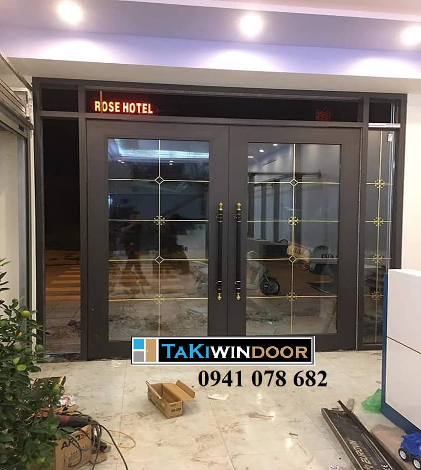 Cửa thủy lực khung nhôm cho mặt tiền nhà